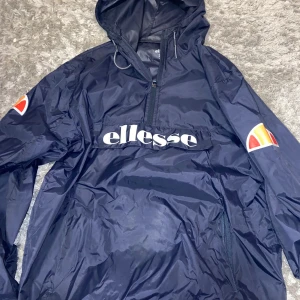Ellesse Blå Jacka  - Ellesse blå jacka storlek M knappst använd