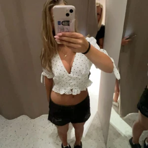 prickig tshirt från zara - säljer så snygg prickig tshirt/blus från zara. knappt använd❤️