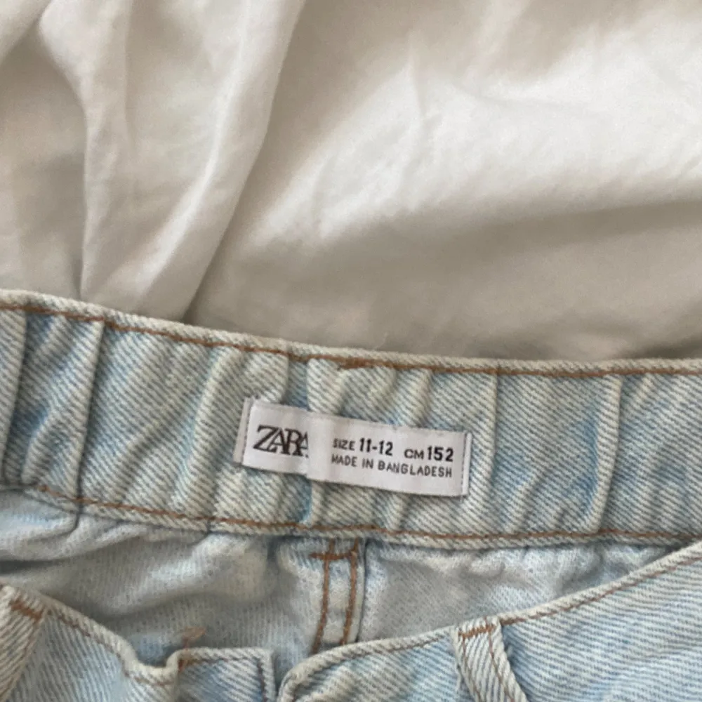 Snygga jeansshorts ifrån Zara. Storlek 152 men de är ganska stora i storleken och passar mig som har xs/s/32/34, inga defekter och sälj pga ingen användning . Shorts.