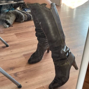 Bruna boots - Säljer dessa supercoola bruna stövlar med guldiga detaljer.  Älskar vekrlgien dessa men är tyvärr lite små i vaderna för mig. Inköpta för dryga 3000. 