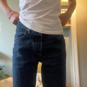 LEVI’S jeans som är straight. Ny skick. Använd cirka 3 ggr😊. Köpt för 800kr. De är highwaist, midjemåttet är 31,5 rakt över, jag är 160 cm och de passar perfekt på mig.🩷