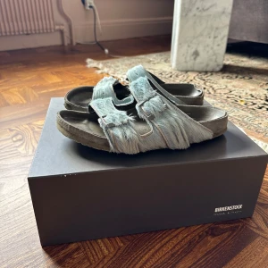 Birkenstock x rick owens - Rick owens birkens Storlek 42 men sitter som 43 Kvitto finns Alla tags samt box ingår Väldigt rare och fin färg 