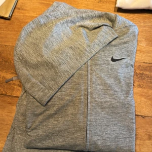 Träningsoverall Nike - Grå overall. Hoodie stil M och byxor storlek XL