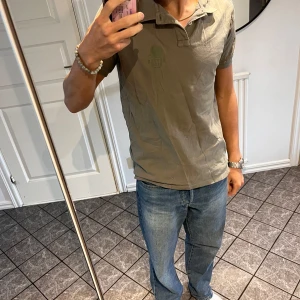 Pikétröja  - Säljer min snygga pikétröja i storlek s. Den är i mycket bra skick och är ifrån better rich. Kom gärna med prisförslag!