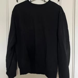 Svart tjocktröja - Säljer min svarta tjocktröja från weekday. Väldigt bra skick. Pris kan diskuteras vid snabb affär!