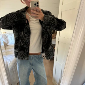Kort kappa - Jättecool kort kappa i leopardmönster. Passar xs-s. Kontakta gärna innan köp. Kolla in min profil, finns massa nytt och mer kommer❤️