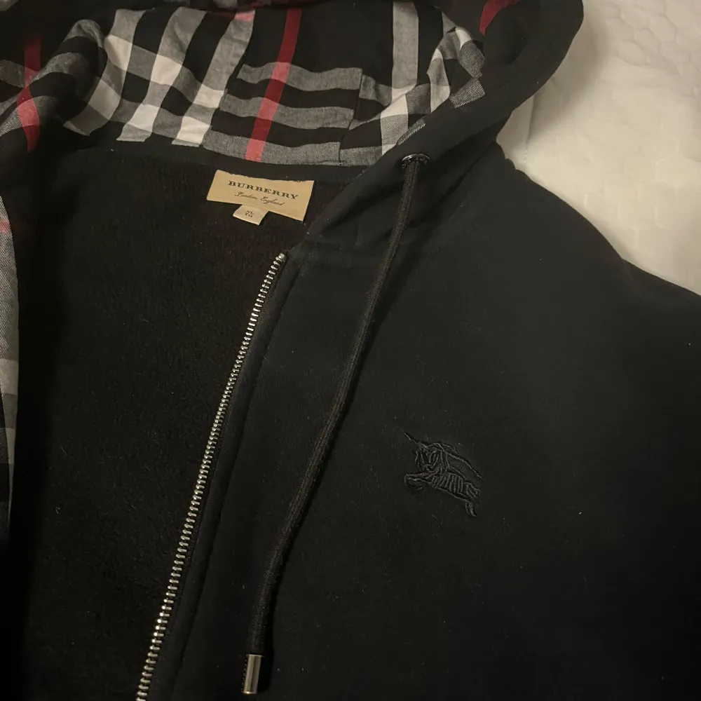 Burberry zip hoodie, storlek L, bra kvalite. Hoodies.