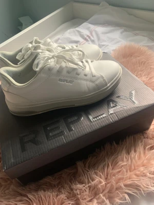 sneakers replay - Knappt använda och därför mycket bra skick! Skriv för fler bilder eller mått