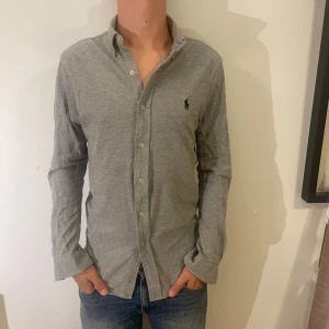 Ralph Lauren skjorta  - Säljer nu en sjukt snygg Ralph Luaren skjorta i nyskick, storlek M Slim fit. Modellen på bilden är 182 cm. Om du har några frågor eller funderingar hör gärna av dig privat😊🤩