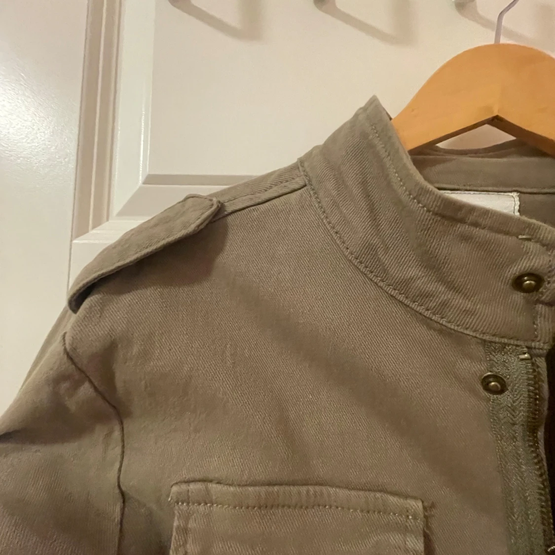 Olivgrön jacka från Neo Noir - 90