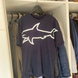 Säljaren min feta t shirt från Paul and shark! Storlek M och konditionen är 7/10✅. Necktagen har fallit av men den är äkta och bilder på necktagen finns!