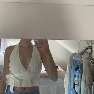 Topp  - Vit topp i linnematerial från showpo i storlek S 