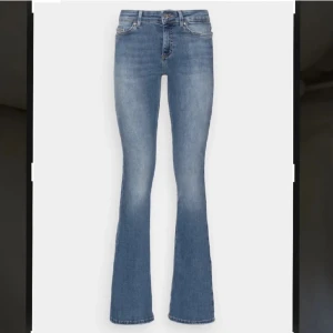 Low waist bootcut jeans - Skit snygga low waist bootcut jeans!! Älskarrrr