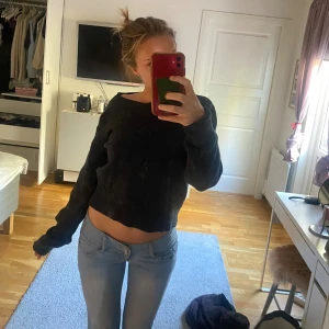 Grå stickad tröja  - Jättefin mörkgrå stickad tröja som är perfekt nu till hösten! Passar super bra till jeans då den är lite tajtare än vanliga stickade tröjor. Märket är vintage i storlek s, pris kan alltid diskuteras! 