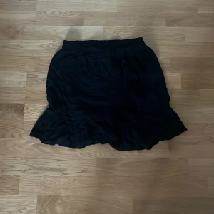 Svart kortkjol - Snygg svart kortkjol från Vila.