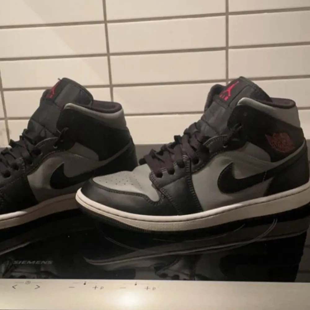 Typ helt nya storlek 42 Air Jordan 1 Mid 'Shadow Red'. Skor.