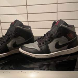 Typ helt nya storlek 42 Air Jordan 1 Mid 'Shadow Red'