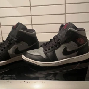 Air Jordan 1 Mid 'Shadow Red' - Typ helt nya storlek 42 Air Jordan 1 Mid 'Shadow Red'