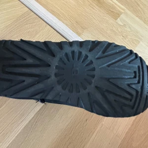 Svarta uggs  - Svarta uggs 