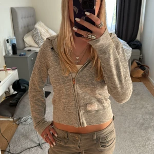 Zip up Hoodie  - En gullig Hoodie med dragkedja som jag köpte för ett tag sen på en second hand butik men själv nästan inte använt. Vet inte märket men på sista bilden ser man ett märke och jag antar att tröjan är där ifrån ❤️