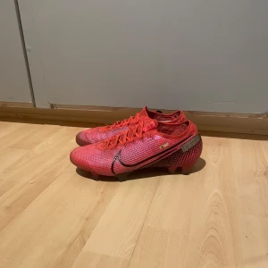 Nike Mercurial Vapor - Säljer ett par Nike Mercurial Vapor 13. Skorna är i storlek 39 och i bra skick.