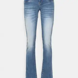 säljer mina lågmidjade bootcut jeans från ltb då dom inte kommer till användning längre! Mycket bra skick. Om du är intresserad av att köpa så hör av dig till mig först, skickar alla mina paket genom instabox!