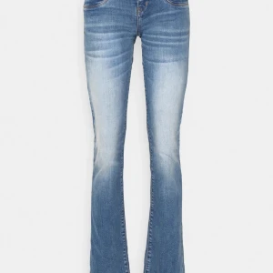 blåa lågmidjade bootcut jeans  - säljer mina lågmidjade bootcut jeans från ltb då dom inte kommer till användning längre! Mycket bra skick. Om du är intresserad av att köpa så hör av dig till mig först, skickar alla mina paket genom instabox!