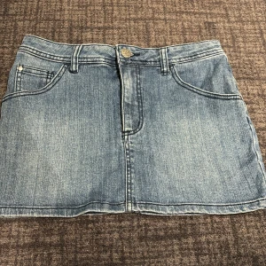 Lågmidjad Jeans kjol  - Bra skick, nästan aldrig använd. Lågmidjad och snygg passform.