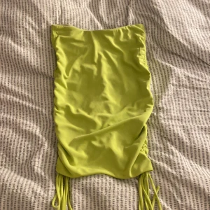 Fin kjol från Gina Tricot  - Fin grön kjol från Gina Tricot, säljes pga att den inte används Storlek Xs men väldigt stretchig Pris kan diskuteras, kom privat för funderingar och mer bilder💗💗