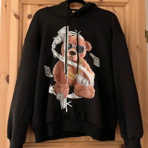 Svart hoodie - En svart hoodie från shein med ett fint tryck på framsidan🌸