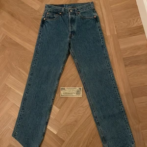 Levis jeans 501 - De perfekta Levis jeansen i modellen 501, helt oanvända! W 28, L 30