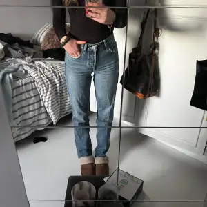 Superfina och sköna jeans från zara, mid Waist, kommer bara inte till användning längre då jag har för många blå jeans😂