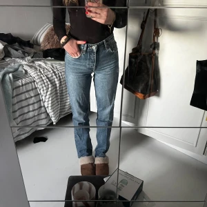 Jeans zara - Superfina och sköna jeans från zara, mid Waist, kommer bara inte till användning längre då jag har för många blå jeans😂