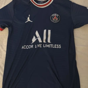 Psg tshirt  - Säljer denna psg tshirt då den inte kommer till användning 