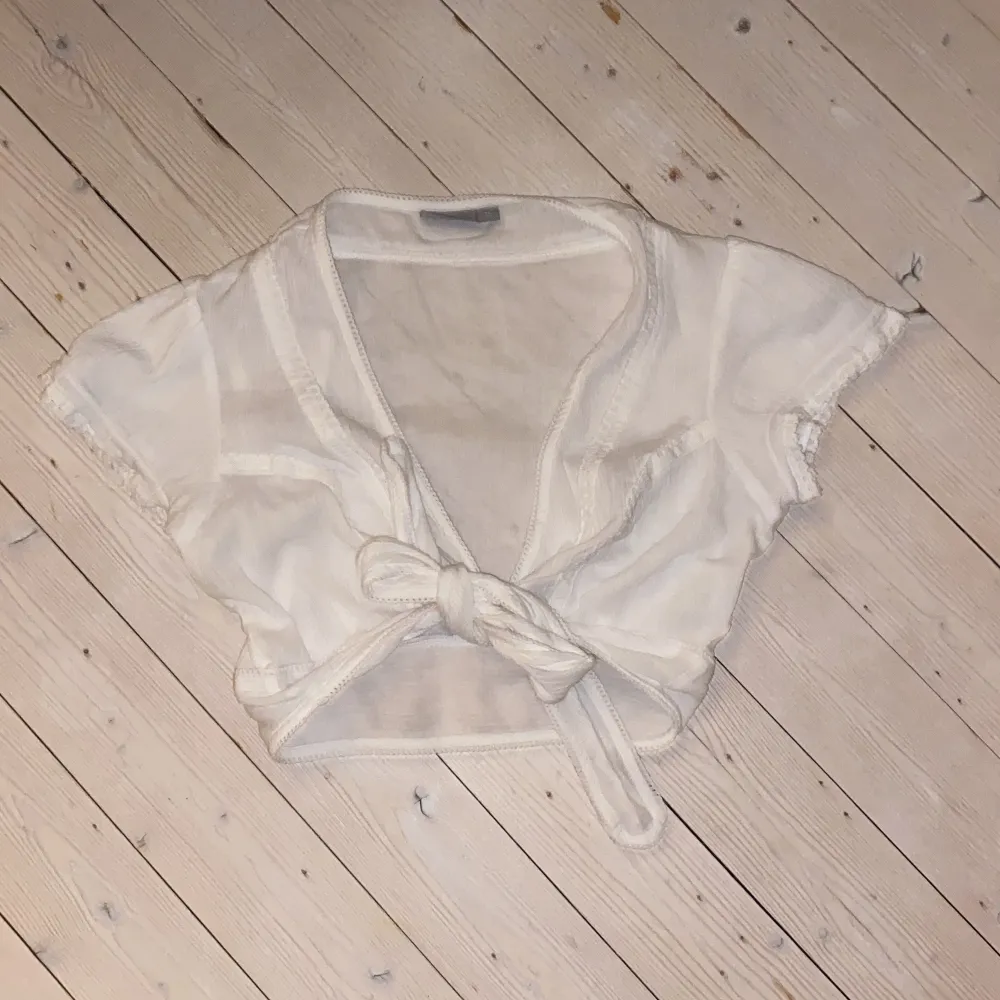 Vit topp med fina detaljer som går att knyta. Är i bra skick och i storlek 36/S. Skriv privat om du har frågor💓. Toppar.