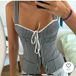 Topp - Snygg och trendig zara topp💫💫 bilderna är lånade har ifrån Plick då toppen inte passar mig. Helt oanvänd med prislapp kvar!