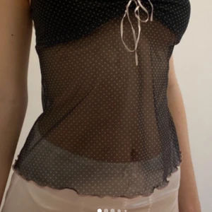Genomskinlig topp - Fett snygg polka dott topp köpt för 500kr vintage. Svart med ljusrosa.