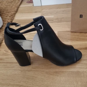 Klackar - Använt 1 gång, säljs för dem passar inte min stil längre. Storlek 37. Köpt för 499kr. Säljs för 50% då jag använt dom endast 1 gång i ca. 2h. Ser helt nya ut