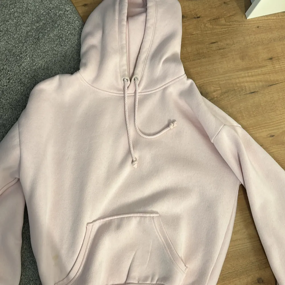 Rosa hoodie i xs från bikbok som är lite nopprig men annars i bra skick. Säljer för att den inte kommer till användning längre.. Hoodies.