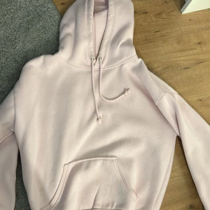 Rosa hoodie  - Rosa hoodie i xs från bikbok som är lite nopprig men annars i bra skick. Säljer för att den inte kommer till användning längre.