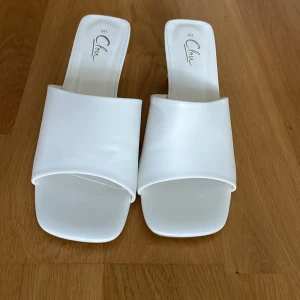 Vita högklackat  - Säljer för dem aldrig kommit till användning💞  Bara skriva om du har mer frågor 