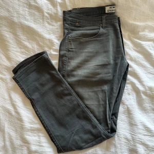 Acne studios jeans - Säljer jeans från Acne Studios i storlek 34. Jeansen är lagade i skrevet, men inget jag tycker syns vid användning.  Nypris ~ 3 500kr