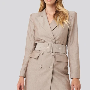 Blazerklänning - 🤍 storlek 34  🤍 ordpris: 699 🤍 oanvänd