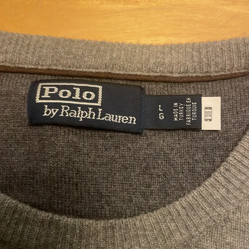 Säljer min Ralph lauren tröja då jag inte har användning av den längre. Super skön tröja som sitter bra, enkel och match med andra klädesplagg Storlek L köpt på nk i Stockholm nypris 2399. Tröjor & Koftor.