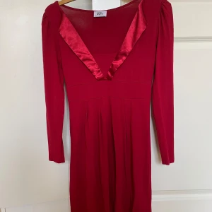 Klänning röd  - Röd miniklänning från bpc bonprix collection med detaljer vid brösten i bra skick, har ingen storlekslapp men passar storlek small ✨ Öppen för prisförslag🌸