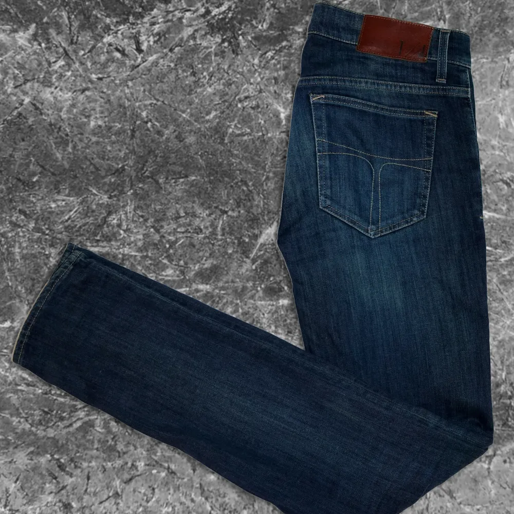 Snygga jeans med en slim fit passform. De har en mörkblå färg med en fin tvätt. Storleken är W29 L32. Skickar så fort jag kan!. Jeans & Byxor.