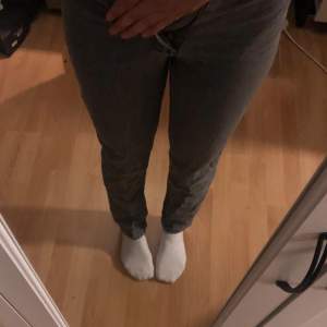 Säljer ett par grå jeans från Monki. De är mid midjade och har en straight passform. Perfekta för både vardag och fest! 💕Säljer då de är för små💕nypris: 500kr