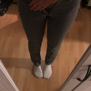 Grå jeans från Monki - Säljer ett par grå jeans från Monki. De är mid midjade och har en straight passform. Perfekta för både vardag och fest! 💕Säljer då de är för små💕nypris: 500kr