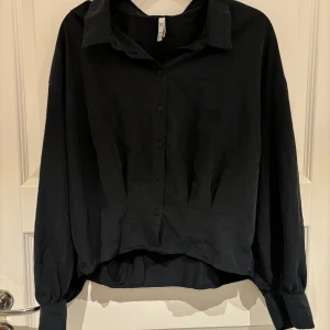 Oversized skjorta i mocka-aktigt material  - Oversized skjorta i material som påminner om mocka. I gott skick! Frakt ingår ej i pris och betalas av köparen💜