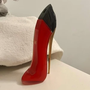Carolina herrera very good girl - Säljer denna otroliga parfym från carolina herrera.  luktar fruktigt,vanilj och lätt ros. Det är ca 90% kvar av den! Så knappt använd, Den är relativt nyinköpt (ca 3 månader sen) ❤️nypris 1330 på kicks, säljer nu för 520
